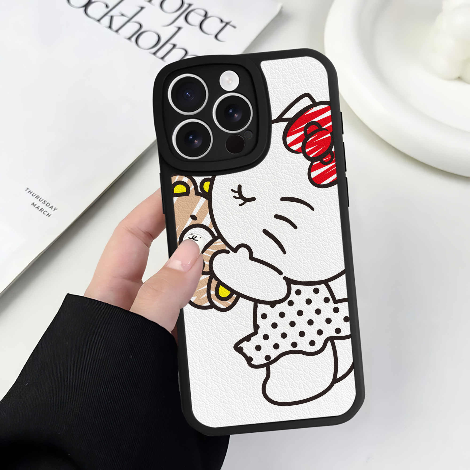 （画像用） Hello Kitty ハローキティ 【iPhone 16シリーズ対応】シリコンスマホケース（レザー調） 材質：シリコン